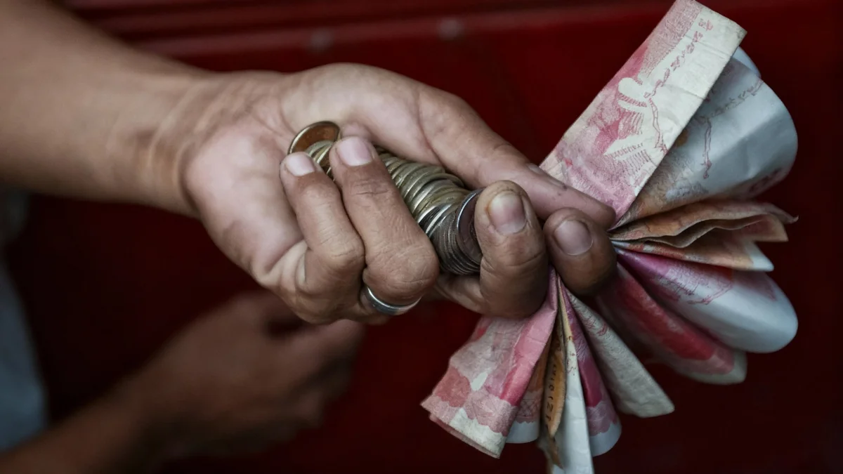 Philippines Allows Market to Dictate Peso Value