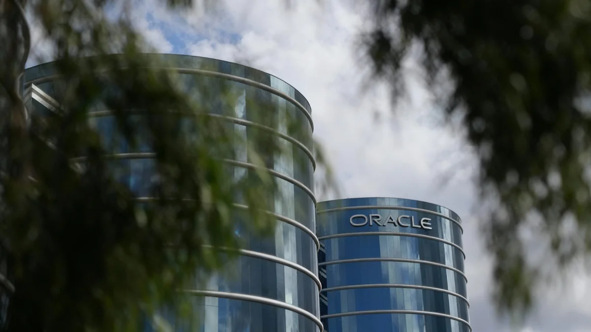 Oracle Stock Falls Despite Upgraded Long-Term Outlook